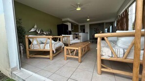 2 chambres, coffres-forts dans les chambres, fer et planche à repasser