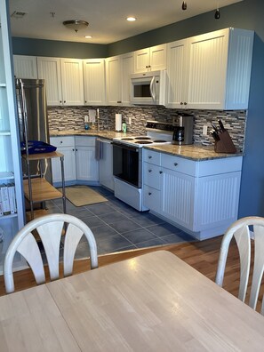 Kylskåp, mikrovågsugn, ugn och spishäll