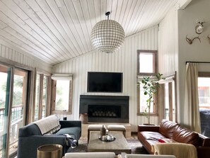 TV connectée, cheminée, chaîne hi-fi