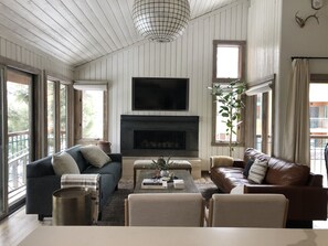 TV connectée, cheminée, chaîne hi-fi