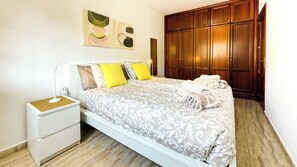 2 habitaciones, tabla de planchar con plancha, wifi y ropa de cama 