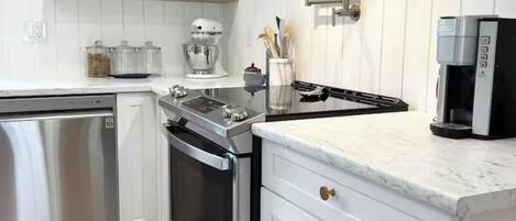 Køleskab, mikrobølgeovn, ovn, kogeplade