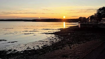 Chaises longues, serviettes de plage