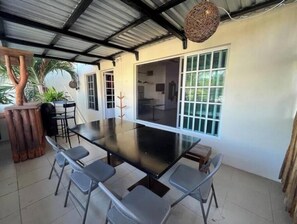Outdoor dining - Villa Pelicanos, great location in Cancun (Cancún)