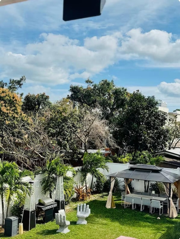 Property grounds - Stylish 2-Bedroom Oasis in Miami (Miami)