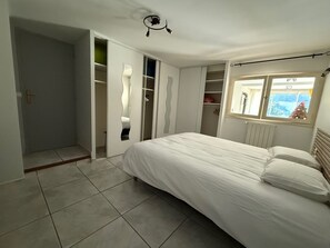 1 slaapkamer, een strijkplank/strijkijzer, wifi, beddengoed