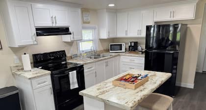 Charming 2-bedroom house with AC, WiFi in the heart of Pembroke