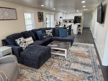 Smart TV, books. Charming 2-bedroom house with AC, WiFi in the heart of Pembroke
