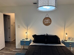 4 habitaciones, tabla de planchar con plancha, wifi y ropa de cama 