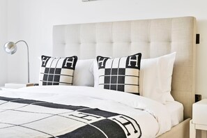 2 bedrooms, iron/ironing board, internet, bed sheets