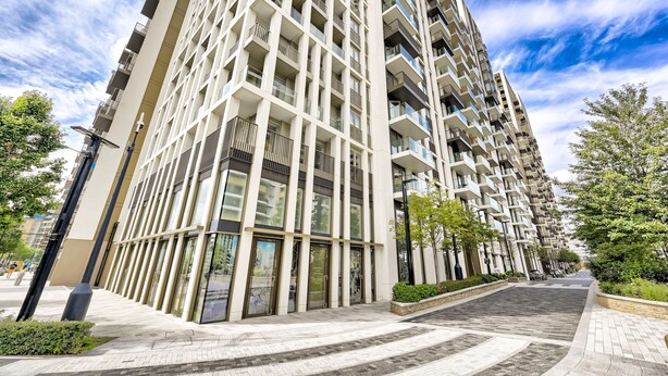 A modern high-rise building with multiple balconies and large windows. - Classy Modern Flat | Luxury & Comfy | Near Westfield & Tube (Greater London)