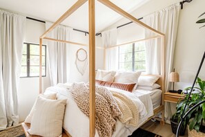 3 bedrooms, desk, iron/ironing board, free WiFi
