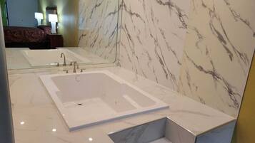 Honeymoon Suite | Jetted bathtub