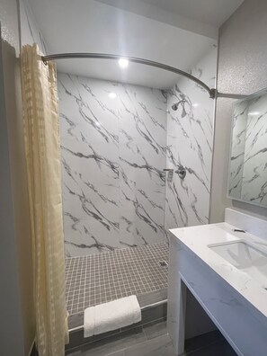 Shower, hair dryer, towels, soap - Stadium Inn & Spas (Los Angeles)