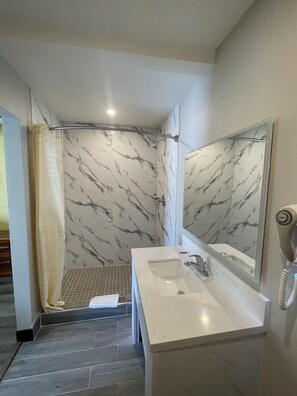 Shower, hair dryer, towels, soap - Stadium Inn & Spas (Los Angeles)