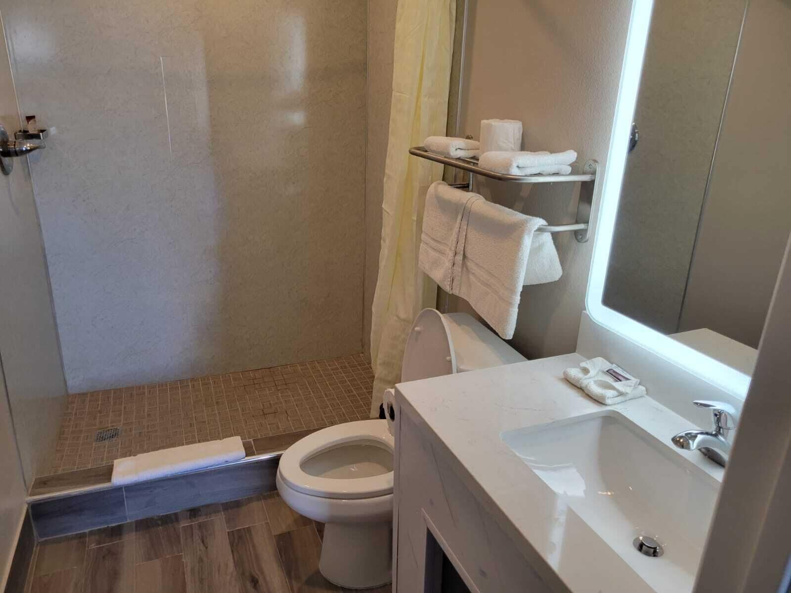 Honeymoon Suite | Bathroom