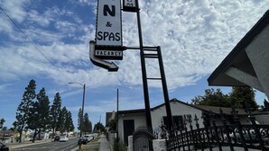 Une enseigne indiquant la présence d’une auberge et de spas, avec une annonce signalant des chambres disponibles.