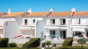 Outdoor dining - 3-bedr. house in Olhos d'Água, with pool, ac, wifi, 800 m from the beach (Albufeira)
