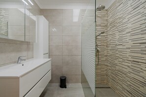 Douche, sèche-cheveux, serviettes fournies, savon