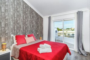 3 bedrooms, desk, iron/ironing board, travel crib - Red Velvet | Spacious & Bright Villa 800m Beach (Albufeira)