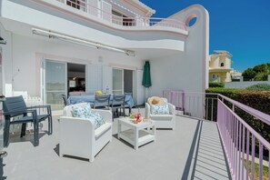 Outdoor dining - Red Velvet | Spacious & Bright Villa 800m Beach (Albufeira)