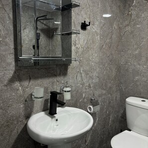 Shower, hair dryer, towels, soap - A studio apartment at a secluded area by the river, surrounded by mountains. (Sno)