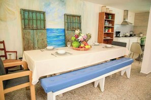 Dining - Affordable bedroom, private bathroom, air conditioning (Cancún)