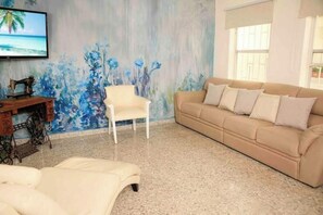 Living area - Affordable bedroom, private bathroom, air conditioning (Cancún)