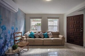 Living area - Affordable bedroom, private bathroom, air conditioning (Cancún)