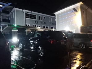 Majoituspaikan julkisivu illalla/yöllä