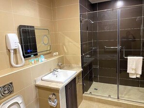 Economy Room, Balcony, City View | Bathroom