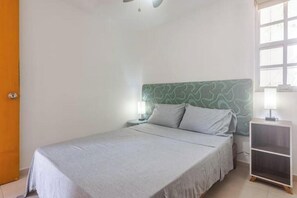 3 bedrooms, WiFi, bed sheets - House in downtown Cancun: CasaArbol. (Cancún)