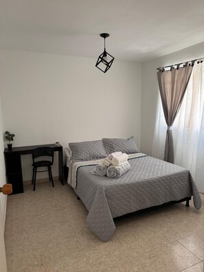 2 quartos, ferros/tábuas de passar roupa, Wi-Fi, roupa de cama