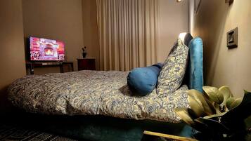 2 bedrooms, desk, iron/ironing board, travel crib