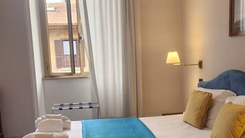 2 chambres, bureau, fer et planche Ă repasser, lit parapluie