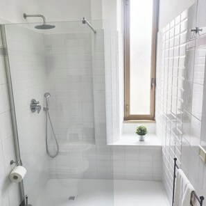 Dusche, Haartrockner, Bidet, Handtücher