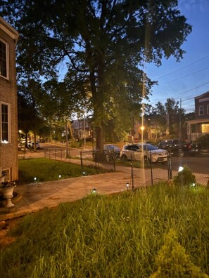 Property grounds - Walk 2 metro near Trinity Howard free parking NWDC (Washington)