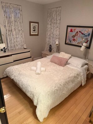 2 slaapkamers, een bureau, een strijkplank/strijkijzer, wifi