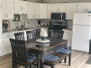 Refrigerador, microondas, horno y parrilla de estufa