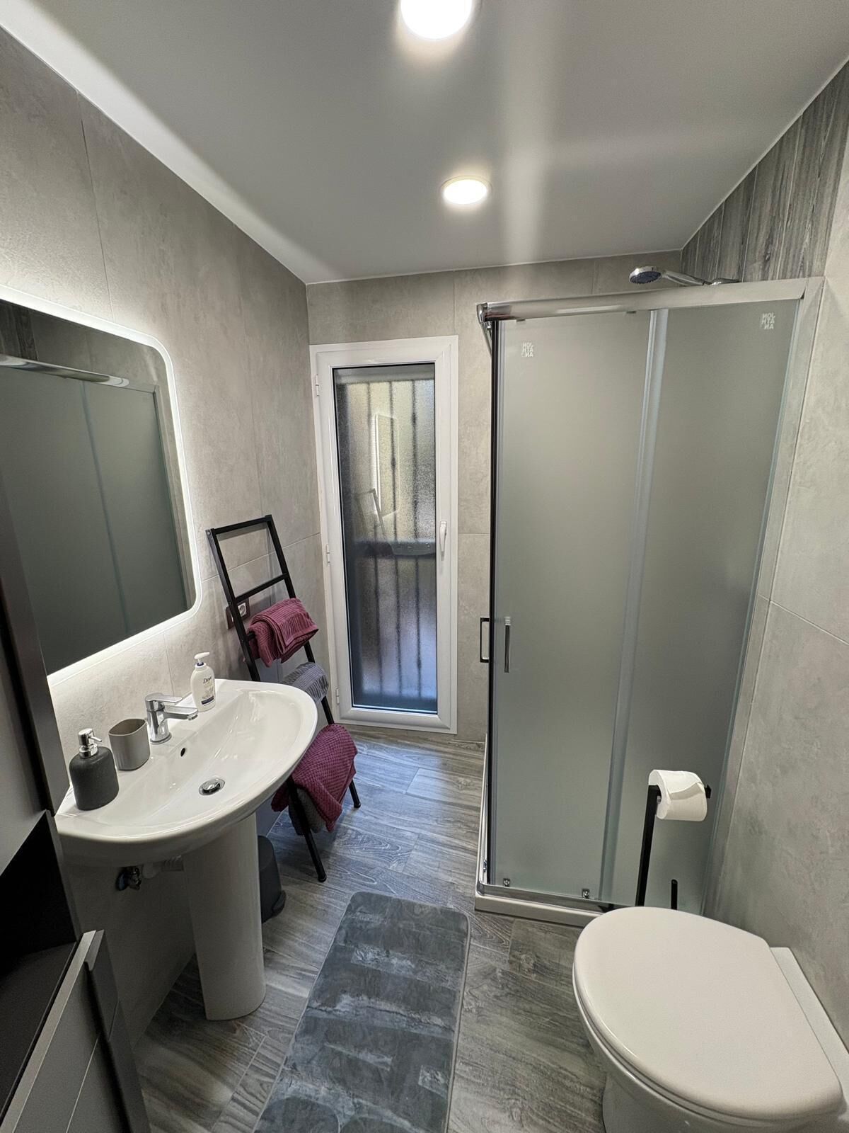 Doccia, asciugacapelli, bidet, asciugamani