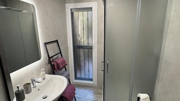 Doccia, asciugacapelli, bidet, asciugamani