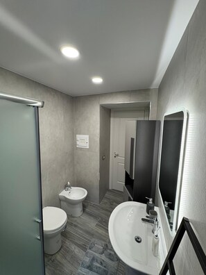Shower, hair dryer, bidet, towels - In the heart of one of the city's most historic neighborhoods you'll relax (Napoli)