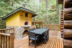 キャビン 3 ベッドルーム バルコニー | 屋外ダイニングエリア