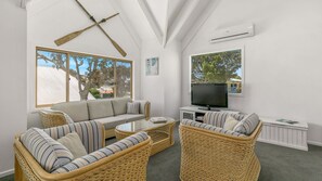 TV, fireplace, books - Woolamai Waters in Cape Woolamai (Cape Woolamai)