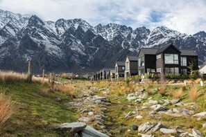 Exterior - Golfers and Skiers Retreat - Jacks Point Home (Jacks Point)
