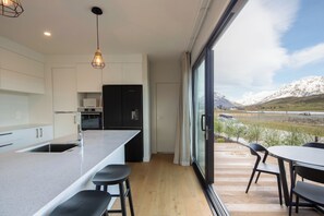 Fridge, microwave, dishwasher, toaster - Golfers and Skiers Retreat - Jacks Point Home (Jacks Point)