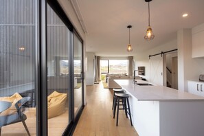 Interior - Golfers and Skiers Retreat - Jacks Point Home (Jacks Point)