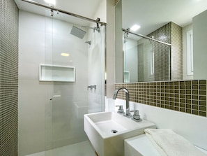 Deluxe House, 4 Bedrooms, Air conditioning | Bathroom | Shower, hair dryer, towels, toilet paper - Bz48 Casa condomínio frente Orla Bardot (Buzios)