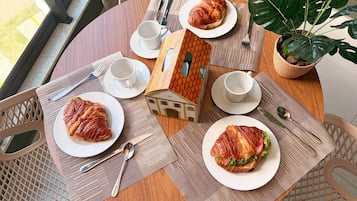 Studio | Tempat makan outdoor