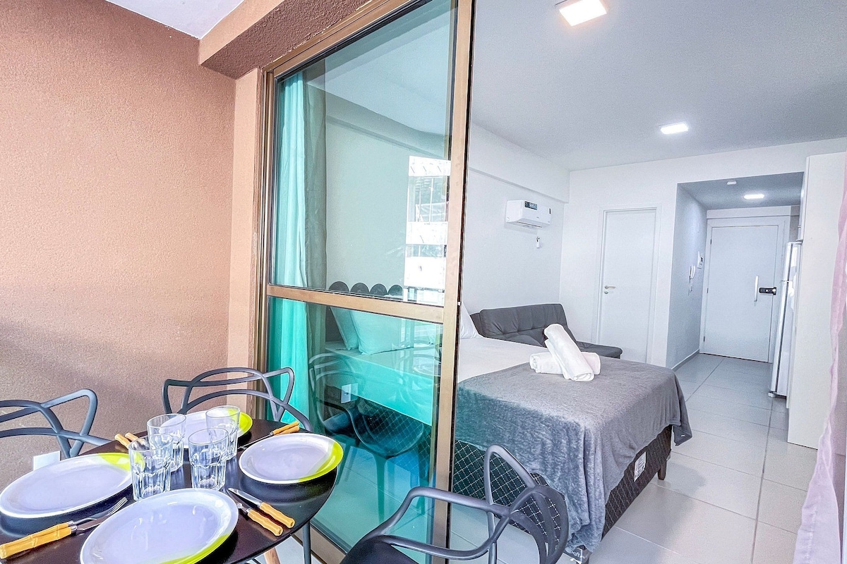 Una habitación con cama, una mesa lista para comer y una ventana.